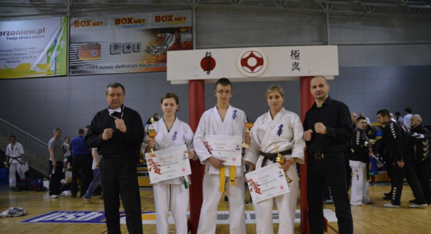 Reprezentancji Ząbkowickiego Klubu Karate Kyokushin podczas marcowych Mistrzostw Makroregionu Dolnego Śląska. Druga od lewej stoi Małgorzata Koza