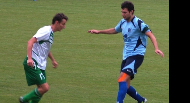 	Damian Okrojek (po prawej) wrócił po kontuzji i zdobył jedną z bramek w sobotnej rywalizacji