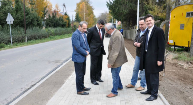 Nowy chodnik powstał przy współpracy starostwa powiatowego z gminą Ząbkowice Śląskie
