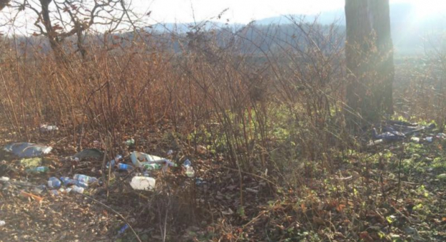 Dzikie wysypisko śmieci za mostem w Przyłęku