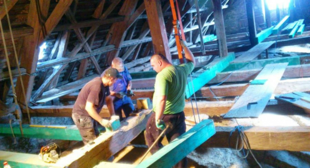 Dzięki zaangażowaniu parafian udało się wzmocnić więźbę dachową kościoła w Krzelkowie