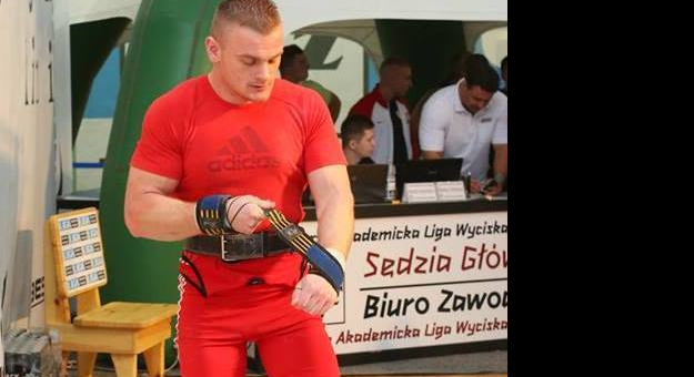 Jarosław Buczko podnosi do góry ciężary ważące prawie 200 kg. W maju będzie reprezentował Polskę na mistrzostwach świata