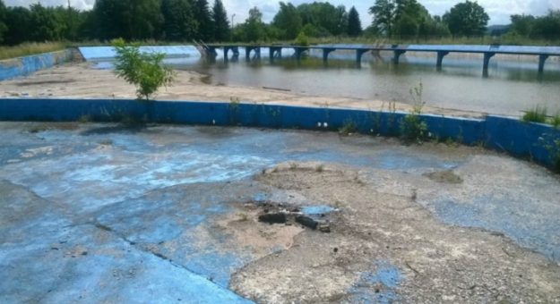 Jeszcze tak niespełna rok temu wyglądał srebrnogórski basen. W tym roku jest szansa, że zostanie zmodernizowany i otwarty dla mieszkańców i gości