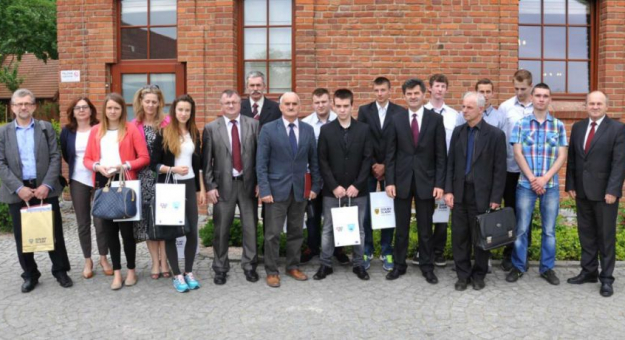 Uczniowie ze szkół ponadgimnazjalnych powiatu ząbkowickiego nagrodzeni