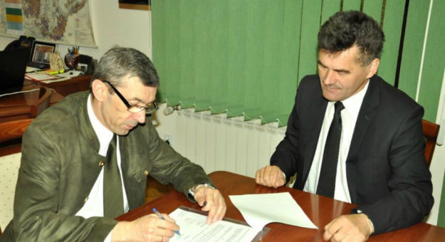 Antoni Bańdura i Roman Fester podczas podpisywania umowy