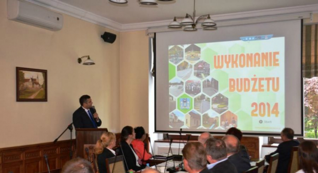 Marcin Orzeszek podczas prezentacji z wykonania budżetu za 2014 rok
