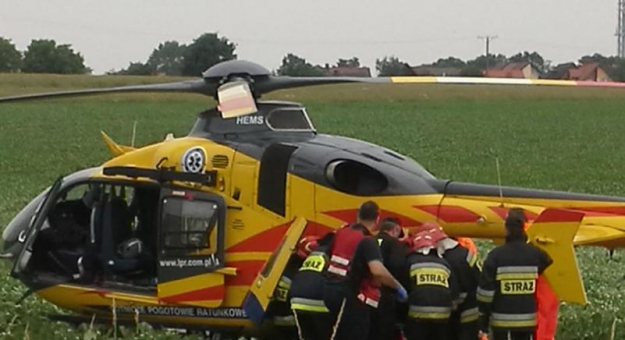 Jeden z pracowników z urazem kręgosłupa został helikopterem zabrany do szpitala