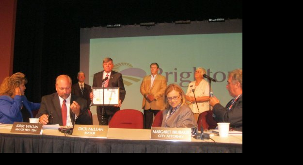 Ryszard Nowak wyróżniony na sesji rady miasta w Brighton