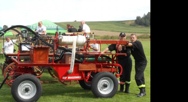 Stara sikawka strażaków z Braszowic, którzy brali udział w poprzednich edycjach imprezy