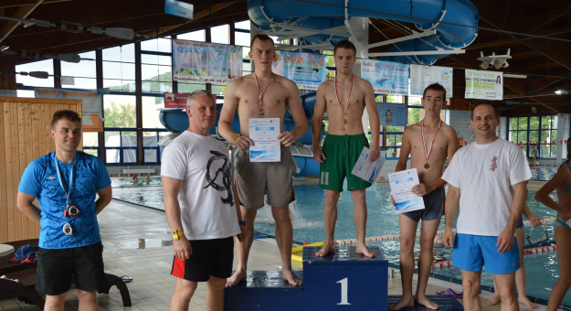Zawody pływackie na basenie w Bielawie
