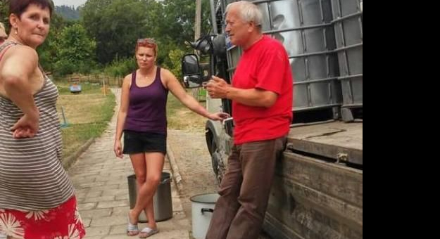 Część mieszkańców gminy Stoszowice codziennie wyczekuje samochodu, który dostarcza wodę. Z jej niedoborem już od trzech tygodni zmaga się kilkaset rodzin