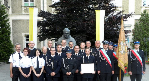 Strażacy z bardzkiej jednostki z proboszczem parafii Mirosławem Grakowiczem