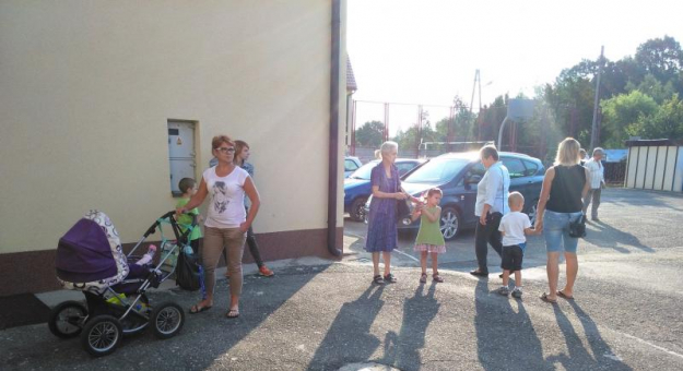 Opiekunowie, którzy przyszli zostawić dzieci w teoretycznie nowo powstałym przedszkolu w Doboszowicach przeżyli niemiłe rozczarowanie. Okazało się, że placówka nie zostanie otwarta...