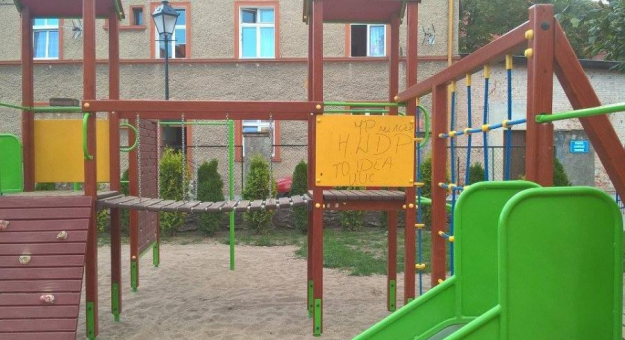 Popisany plac zabaw przy przedszkolu na ul Złotostockiej