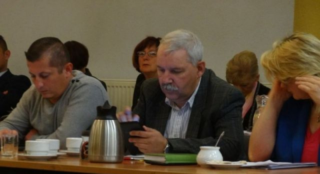 Radny Dariusz Szewczyk z tabletem podczas sesji rady gminy