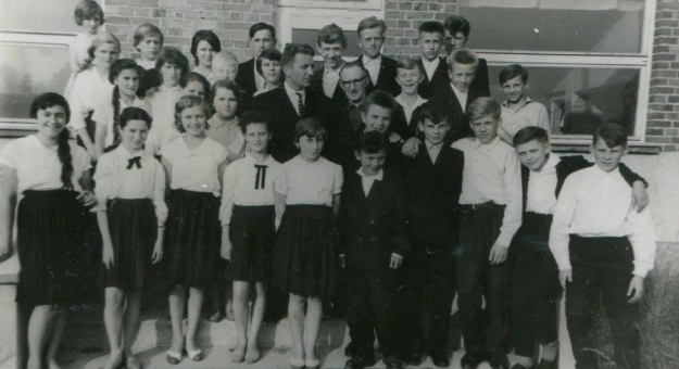 Kierownik szkoły Henryk Szczudłowski oraz następca Zenon Kordas wraz z uczniami