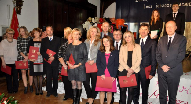 Nauczyciele i dyrektorzy placówek otrzymali nagrody za pracę i poświęcenie w wychowaniu młodego pokolenia Polaków