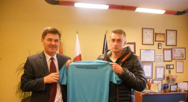 Roman Fester przekazał komplet koszulek treningowych na ręce Igora Pierzgi - trenera ząbkowickich juniorów