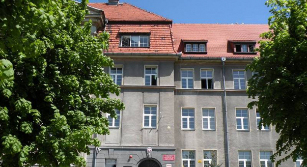 Gimnazjum nr 1 w Ząbkowicach Śląskich istnieje od 1 września 1999 roku. Obecnie uczęszcza do niego 375 uczniów