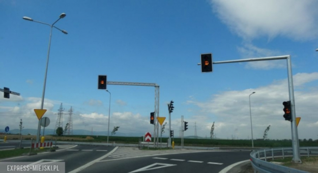 Jeśli GDDKiA zdecyduje się na budowę sygnalizacji świetlnej w Bardzie to na około 15-kilometrowym odcinku krajowej ósemki będzie to już piąte skrzyżowanie, na którym ruch wyznaczają światła. Dwa znajdują się w Ząbkowicach Śląskich, trzecie tuż przed wjazdem do nich, czwarte w Braszowicach