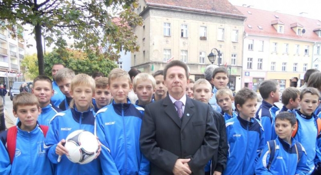Były już dyrektor klubu Józef Mierzwiński z młodymi piłkarzami ząbkowickiego Orła