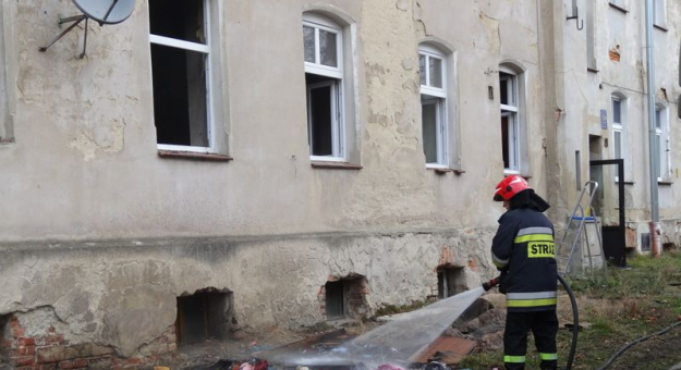 Pożar mieszkania w Ząbkowicach Śląskich. Dwie osoby zostały przetransportowane do szpitala