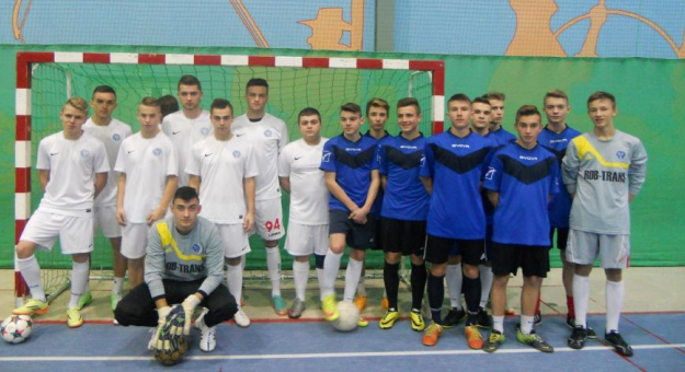 W trzeciej lidze doszło do pojedynku między dwiema ekipami juniorów Orła Ząbkowice Śląskie. Lepsi okazali się starsi, wygrywając 5:3