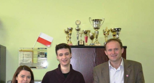 Wicedyrektor Mariola Hajduk, absolwent Marcin Kuczer oraz dyrektor ząbkowickiego liceum ogólnokształcącego Tomasz Błauciak
