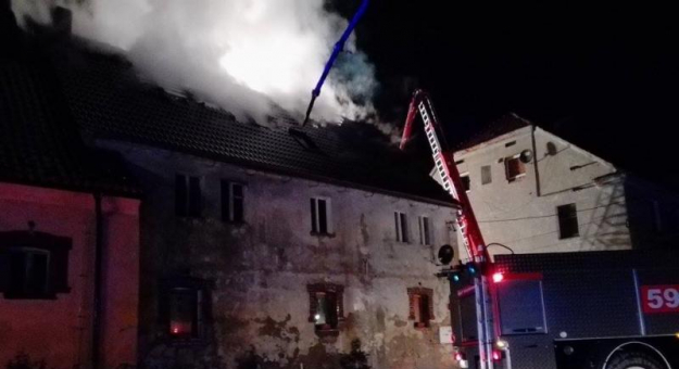 Wieczorny pożar w Lipie. Spłonęły trzy mieszkania