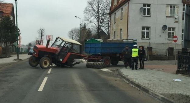 Ciągnik rolniczy blokował ruch na ul. Legnickiej w Ząbkowicach Śląskich