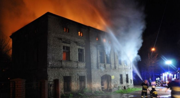 Pożar budynku po byłym młynie w Bardzie 