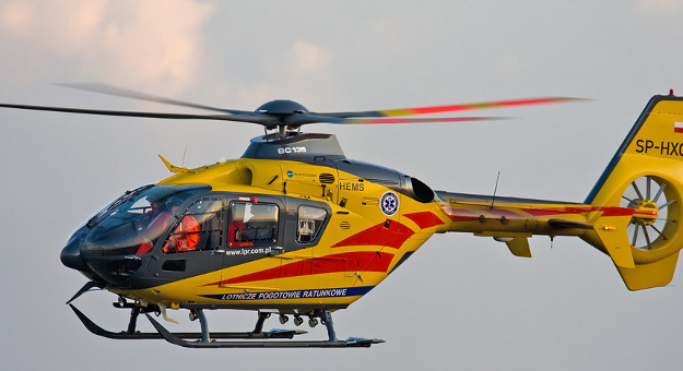 Rannego kierowcę zabrał śmigłowiec ratunkowy do szpitala we Wrocławiu