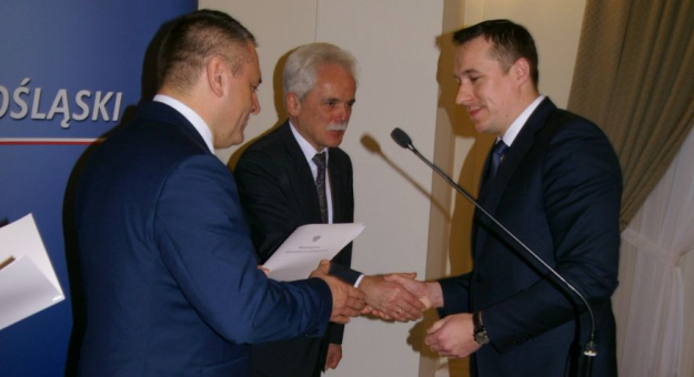 Paweł Gancarz podczas odbioru promesy w 2015 roku