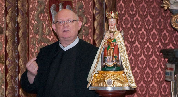 Proboszcz Mirosław Grakowicz ze słynną figurką Matki Bożej Bardzkiej Strażniczki Wiary Świętej
