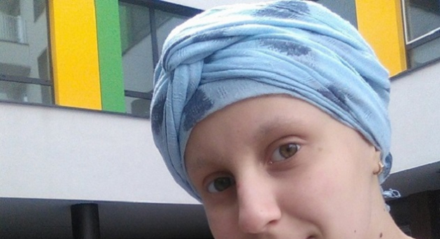 	Karolina Retman to 16-latka z Wadochowic walcząca z nowotworem