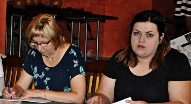 Magdalena Tęsna-Pitner (po prawej) nie jest już sekretarzem w stoszowickiej gminie