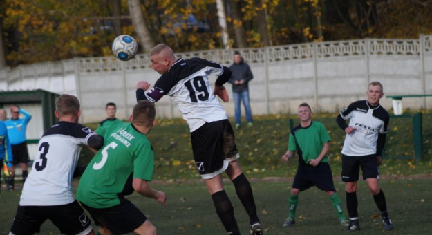 Mateusz Śleziak (Unia Złoty Stok) wybija piłkę dograną w pole karne Unii przez jednego z graczy Górnika Boguszów-Gorce