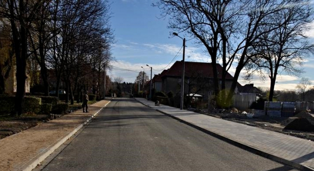 Końcem listopada zakończył się remont ul. Żeromskiego w Ząbkowicach Śląskich. Mieszkańcy domagają się wprowadzenia zakazu dla samochodów ciężarowych na tej ulicy. Województwo nie wyraża jednak zgody
