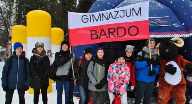 Uczniowie Gimnazjum w Przyłęku kibicują biathlonistom