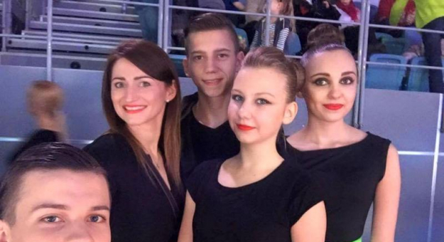 Laura Machnik (pierwsza od prawej) od kilku lat uczęszcza do szkoły tańca prowadzonej przez Hannę Zielińską
