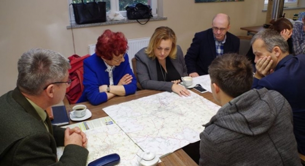 Spotkanie urzędników i leśników w sprawie utworzenia tras rowerowych na terenie gmin Ziębice i Strzelin