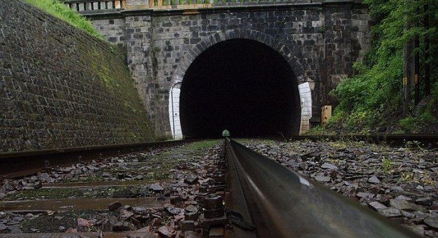 Tunel za stacją Bardo Śląskie w kierunku Kłodzka. Ma 364 metry długości