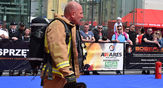 Ząbkowiccy strażacy-zawodowcy na zawodach Firefighter Combat Challenge we Wrocławiu