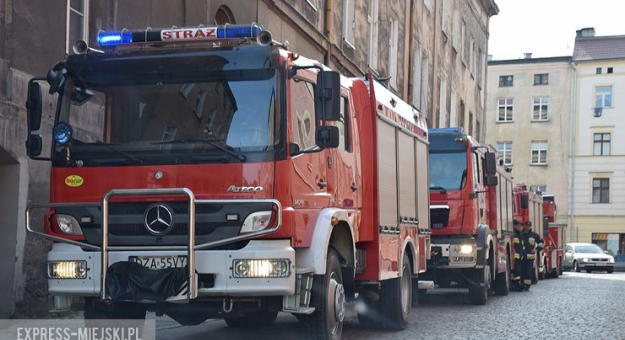 Kilka zastępów straży pożarnej interweniowało w budynku na ząbkowickim rynku