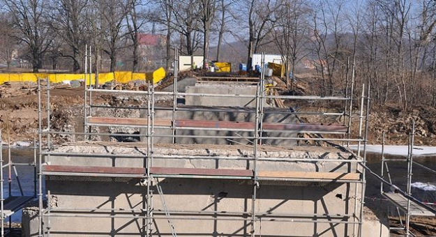 Budowa mostu tymczasowego nad Nysą Kłodzką w Kamieńcu Ząbkowickim wydaje się odchodzić w zapomnienie. DSDiK nie zamierza wspierać gmin w zakresie utworzenia i dbałości o przeprawę tymczasową