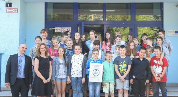 Uczniowie szkoły z dyrektor Wiolettą Piojdą i przedstawicielami spółki Eneris