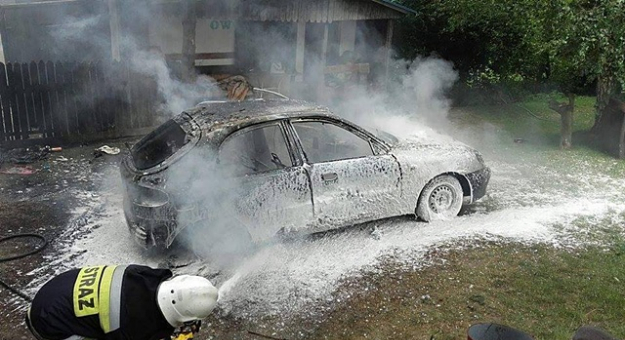Pożar samochodu osobowego w Laskach