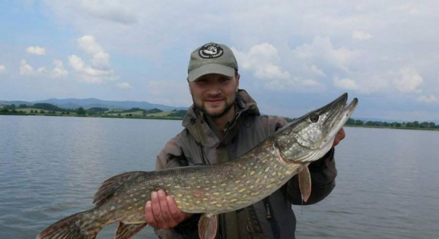 Wojciech Miernik ze szczupakiem mierzącym 85.3 cm. To druga pod względem wielkości złowiona ryba podczas dwudniowych zmagań