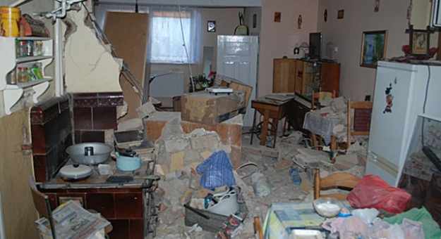 Wnętrze mieszkania, w którym doszło do eksplozji. W wyniku wybuchu zawaliła się ścianka działkowa oddzielająca pokój od kuchni