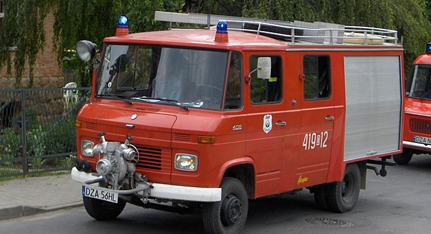 Aktualnie strażacy-ochotnicy z Ożar posiadają ponad 40-letniego Mercedesa. - To najstarszy używany wóz w powiecie - mówi Krzysztof Domagała, prezes jednostki